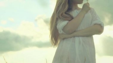 genç kadın yüzünden bulutlu