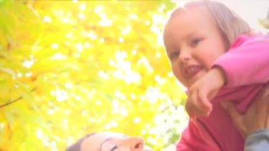 Anne ve bebek sonbahar Park'ta açık havada