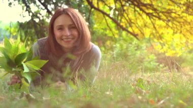 Sonbahar parkında orta yaşlı bir kadın