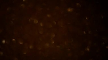 mooie vrouw in het rood genieten van kerstcadeau