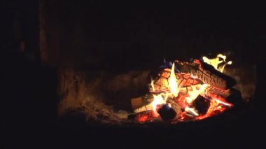 Şömine. Yangın. Geceleri yanan şenlik ateşi