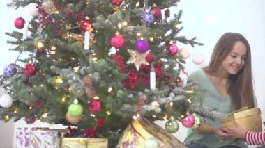 Anne kızına hediye sunma