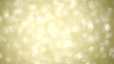 mooie vrouw in het rood genieten van kerstcadeau