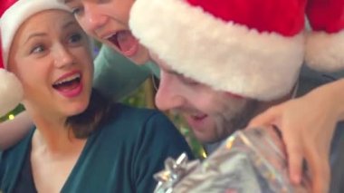 Genç kızı ailesine hediye sunma