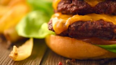 Patates kızartmalı hamburger.