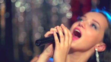 genç kız şarkı karaoke