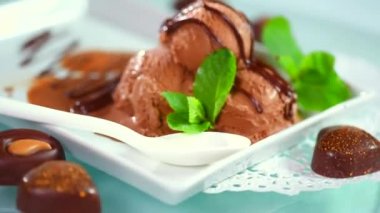 Dondurma kaşık toz çikolata tepesi ile