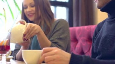 Gülümseyen iki kafe içinde