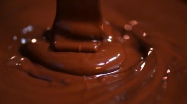 Sıvı çikolata closeup yağıyor.
