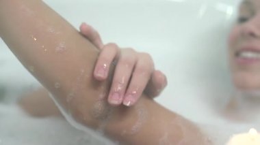 Genç bayan banyoda dinleniyor.