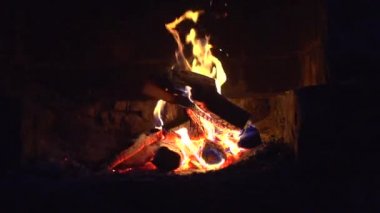 Yangın. Geceleri yanan şenlik ateşi