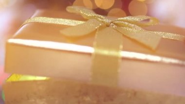 Malibu'da Noel altın hediye kutusu