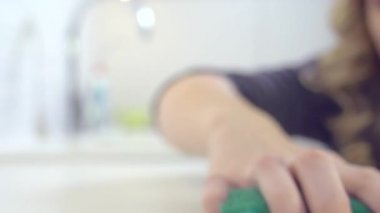 Genç bayan mutfağı temizliyor..