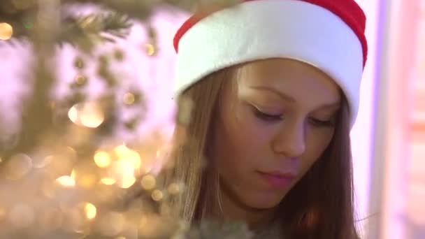 Dívka, otevírání vánoční krabičce — Stock video