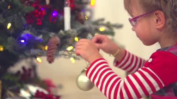 装饰圣诞树的小女孩 — 图库视频影像