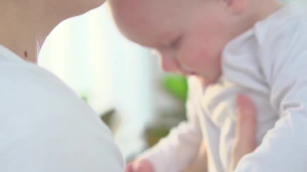 Mãe se divertindo com seu bebê — Vídeo de Stock