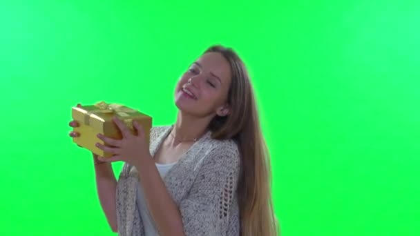 Dívku, která prezentuje svůj dar — Stock video
