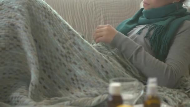 Mujer enferma acostada en su sofá — Vídeo de stock