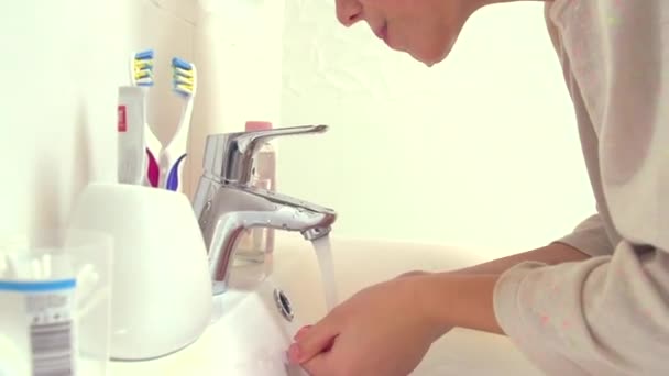 Teenage girl washing her face — Stock Video