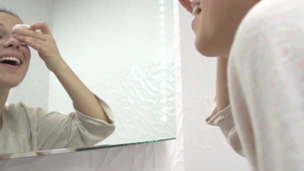Adolescente menina limpeza seu rosto — Vídeo de Stock