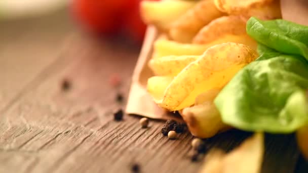 Hamburguesa con patatas fritas — Vídeos de Stock