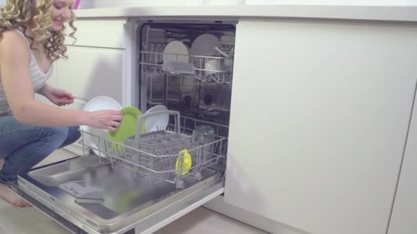 Femme dans la cuisine faisant des travaux ménagers . — Video