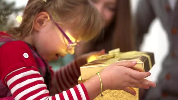 Parents présentant un cadeau à leur fille — Video