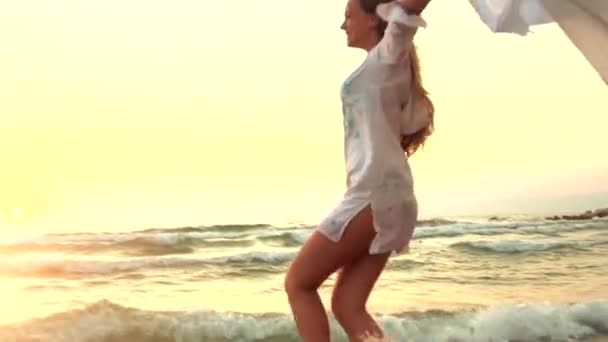 Chica corriendo en la playa — Vídeo de stock