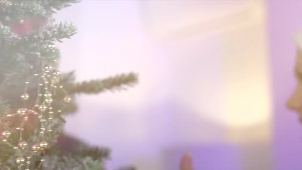 Casal pendurado bugigangas na árvore de Natal — Vídeo de Stock