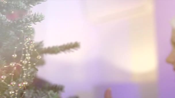 Paar hangende kerstballen op Christmas Tree — Stockvideo