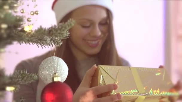十几岁的女孩打开圣诞礼品盒 — 图库视频影像