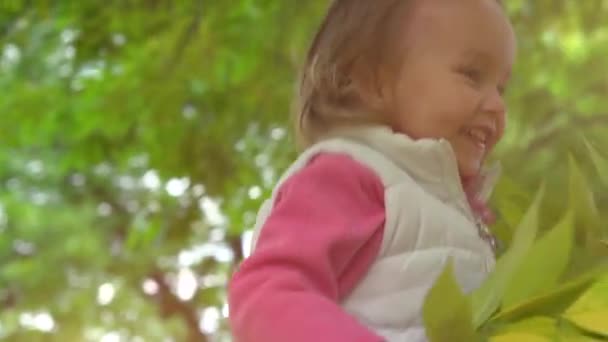 Madre y bebé divirtiéndose al aire libre — Vídeos de Stock