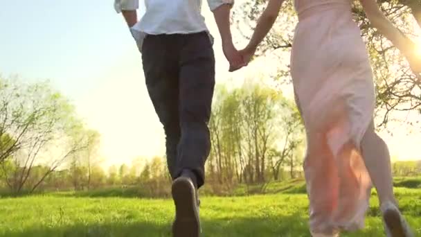 Pareja feliz al aire libre . — Vídeos de Stock