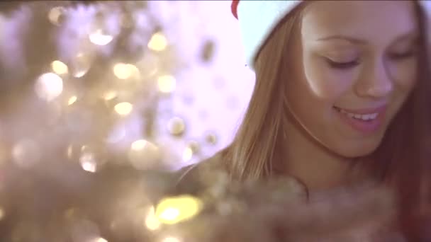 Краса дівчини-підлітка в капелюсі Сантас — стокове відео