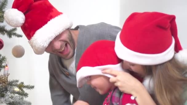 Familia vestida con sombreros de santa — Vídeos de Stock