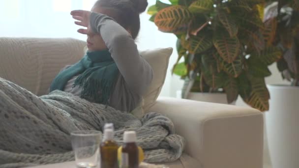Onun kanepede yatan hasta bir kadın — Stok video