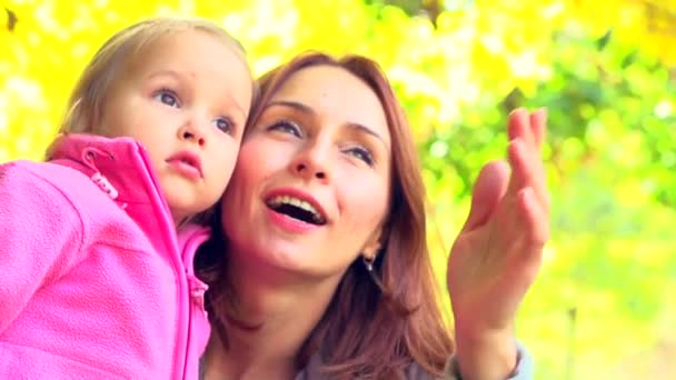 Мать и ребенок на открытом воздухе в осеннем парке — стоковое видео