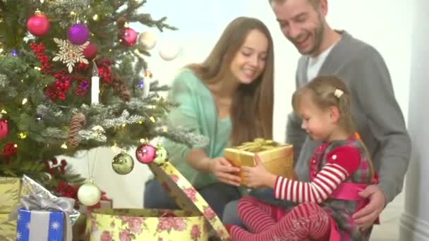 Parents présentant un cadeau à leur fille — Video