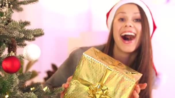 Meisje krijgen Christmas gift box — Stockvideo