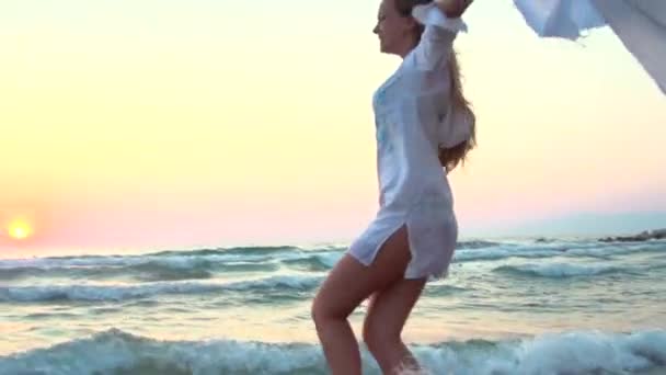 Hermosa chica corriendo en la playa — Vídeos de Stock