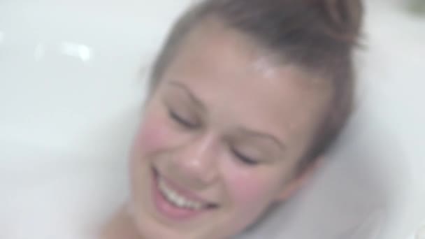 Mujer joven relajándose en el baño — Vídeo de stock