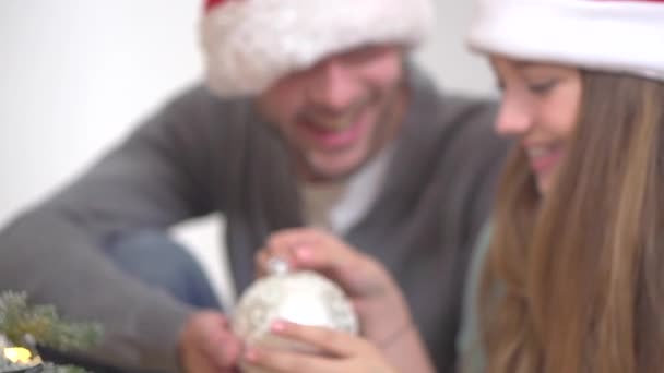 Pár v Santa kloboucích — Stock video