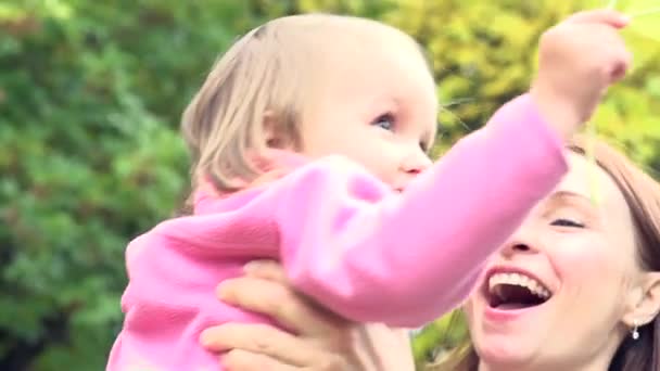 Мати і дитина на відкритому повітрі в осінньому парку — стокове відео
