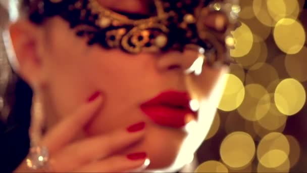 女性を着て仮面舞踏会マスク — ストック動画