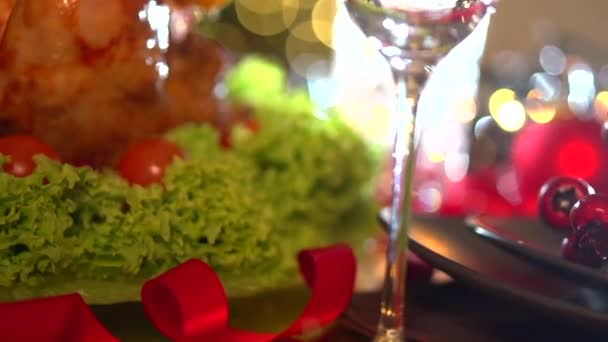 Urlaub dekorierten Tisch mit Truthahn — Stockvideo