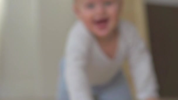 Kruipende babyjongen lachen — Stockvideo