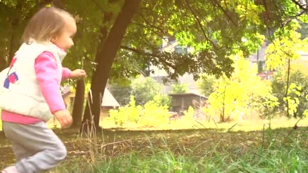 Мать и ребенок развлекаются на свежем воздухе — стоковое видео