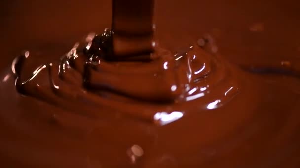 チョコレートの流れ。クローズ アップ — ストック動画