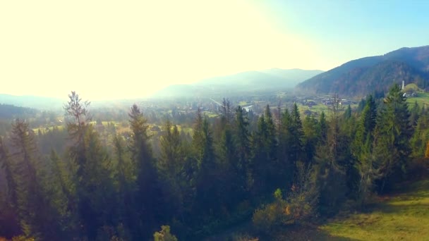 Vista del pueblo en las montañas Cárpatos — Vídeos de Stock