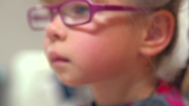 Μικρό παιδί κορίτσι που φοράει γυαλιά — Αρχείο Βίντεο